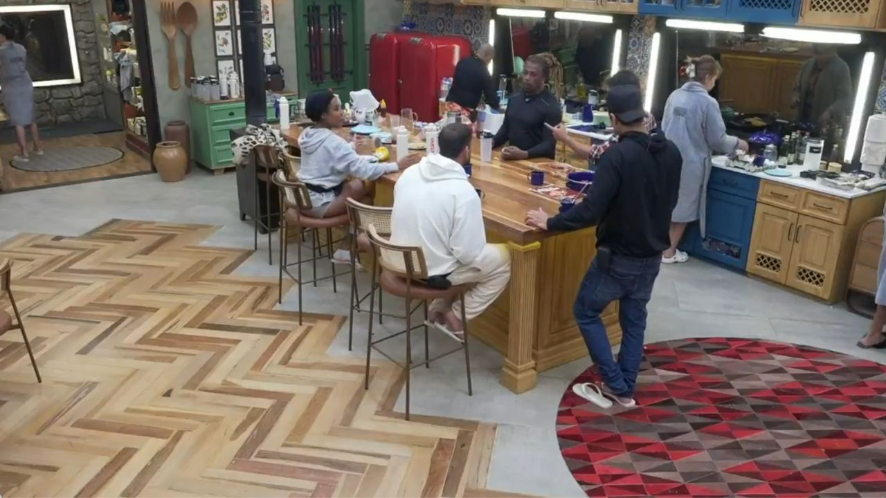 A Fazenda: peões se irritam com situação nojenta e procuram responsável
