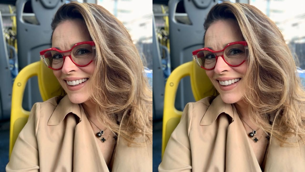 Atriz da Globo pega ônibus de graça e comemora experiência