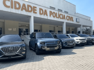 Carros de luxo apreendidos pela polícia na Operação Desfortuna — Foto: Anna Bustamante https://oglobo.globo.com/rio/noticia/2025/08/07/influencers-movimentaram-cerca-de-r-40-milhoes-em-dois-anos-com-promocao-de-cassinos-ilegais-nas-redes.ghtml