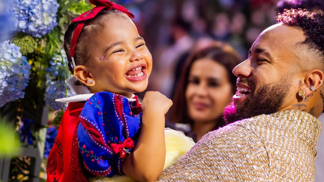 Neymar compartilha momento fofo com filha Mavie