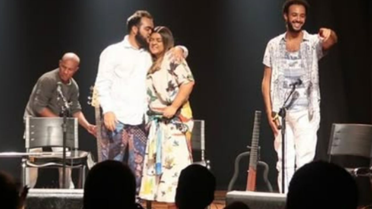 Gilsons emocionam público ao dedicar música a Preta Gil em show no navio Tempo Rei