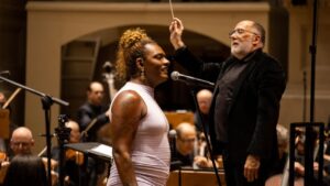 Liniker cantando em apresentação com orquestra