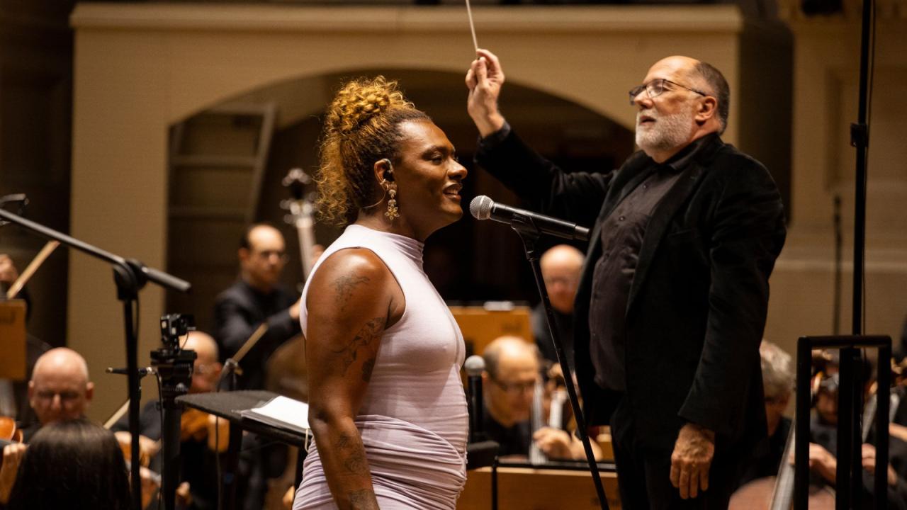 Liniker cantando em apresentação com orquestra