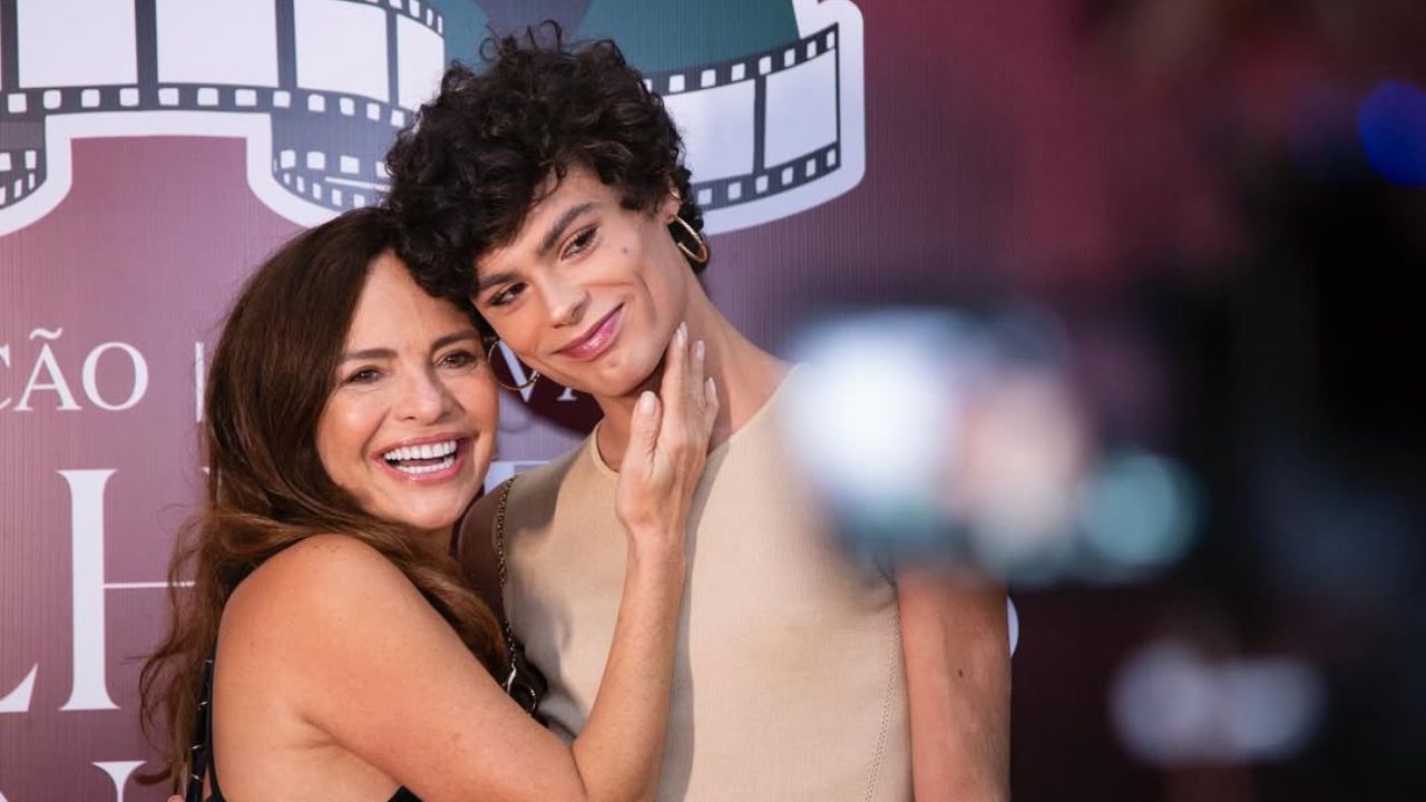 Luiza Tomé faz rara aparição com o filho modelo gêmeo