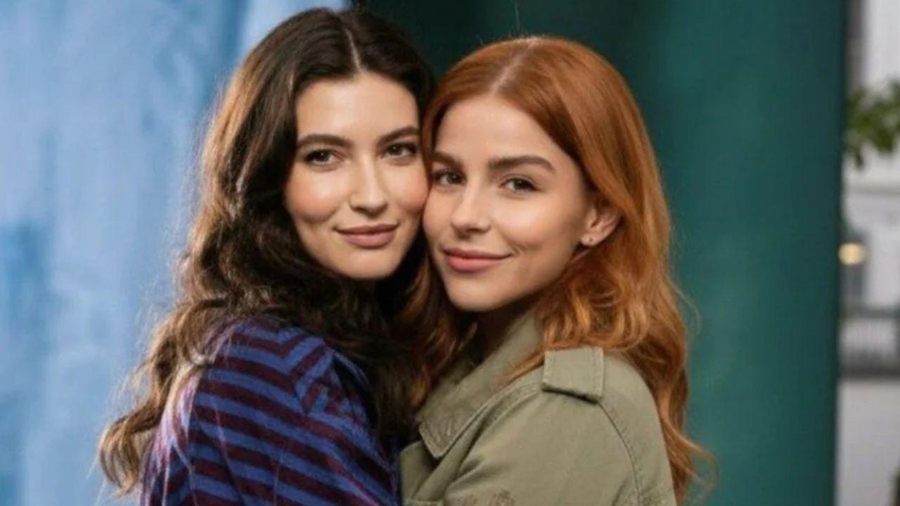 Duas mulheres brancas, uma ao lado da outras. Uma tem cabelo castanho e a outra cabelo ruivo.