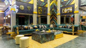 Casa do Big Brother. Sala escura com dinheiro e detalhes de ouro.