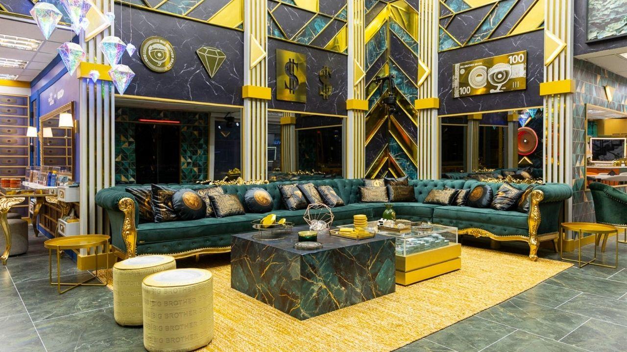 Casa do Big Brother. Sala escura com dinheiro e detalhes de ouro.