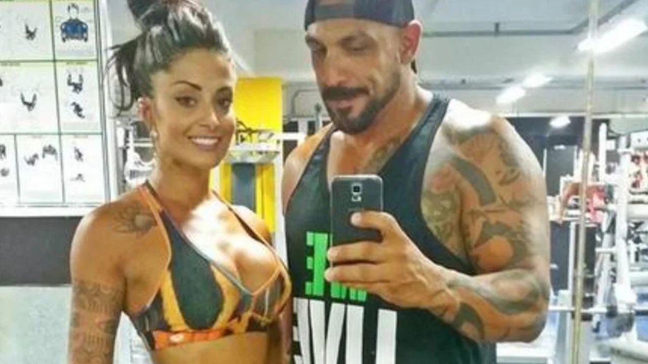 Aline Campos e Rodrigo Riscado. Mulher branca, com top de academia. Rodrigo Campos homem branco, muscoloso.