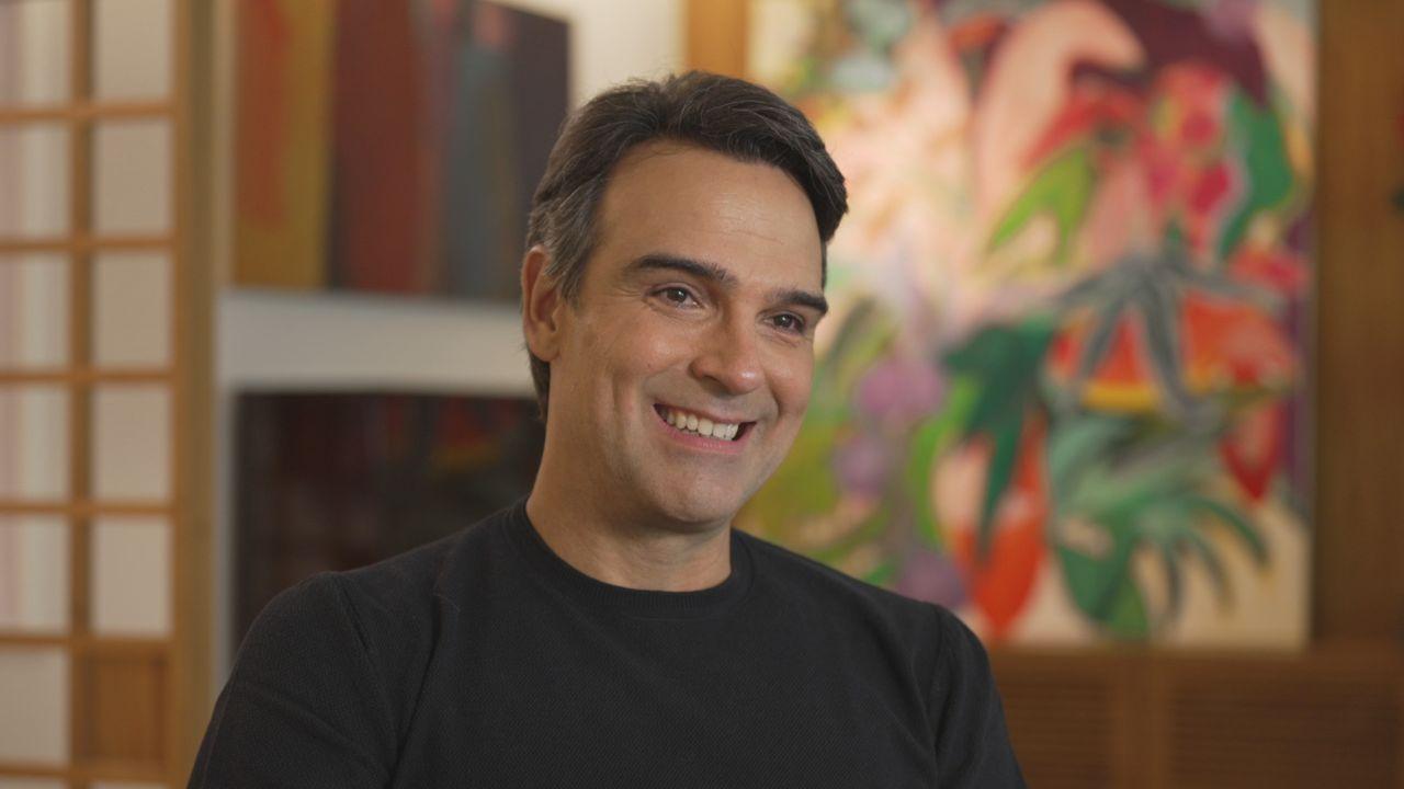 Imagem de Tadeu Schmidt na gravação do novo documentário da Globo