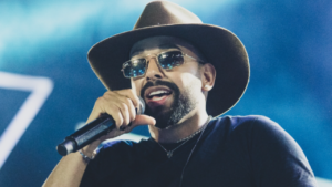 Imprevisto no palco: cantor interrompe show, corre ao banheiro e arranca risadas do público