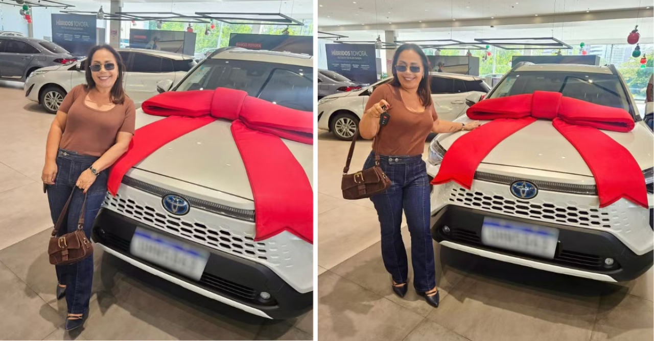 Jacira Santana posa ao lado de carro de luxo que comprou recentemente