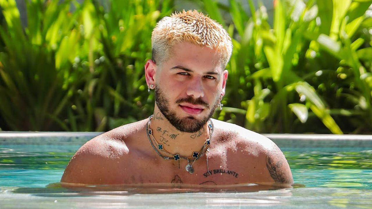 Cantor Zé Felipe. Homem branco, cabelo curto loiro, barba castanha. Dentro da piscina, com os ombros a mostra.