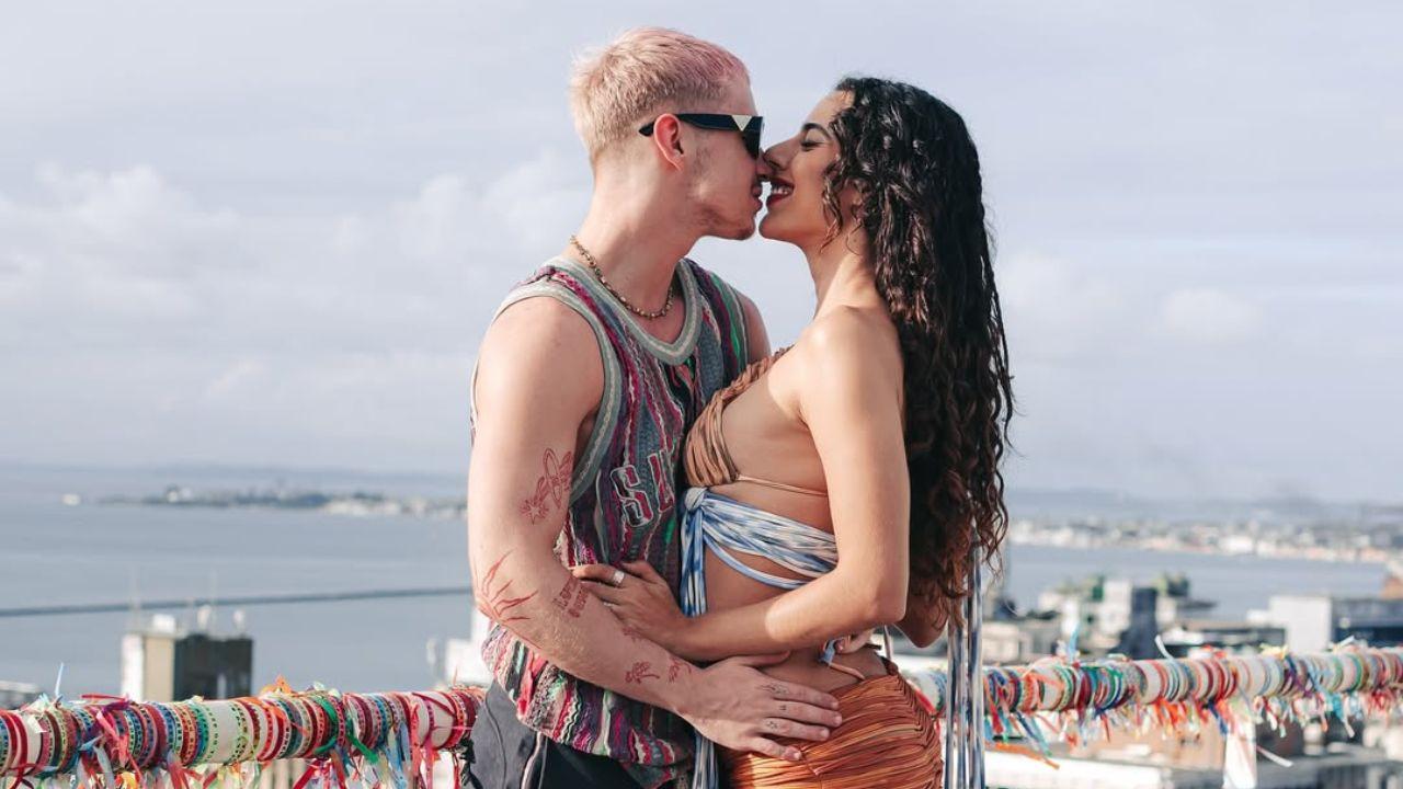 Juliano Floss e Marina Sena se beijando ao ar livre.