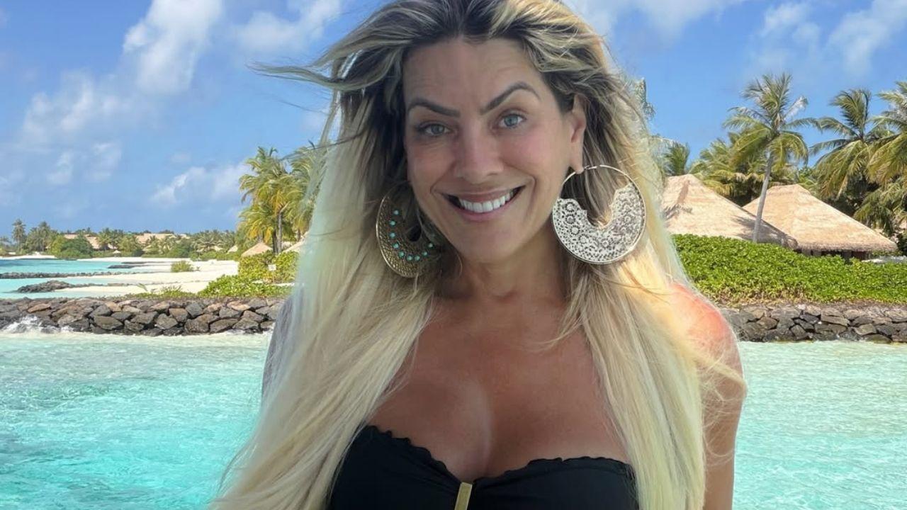 Renata Fan. Mulher branca, loira, cabelo liso e usando biquíni preto.