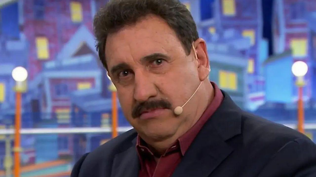 Foto mostra o apresentador Ratinho. Homem branco, cabelo preto e bigode, usa terno azul.