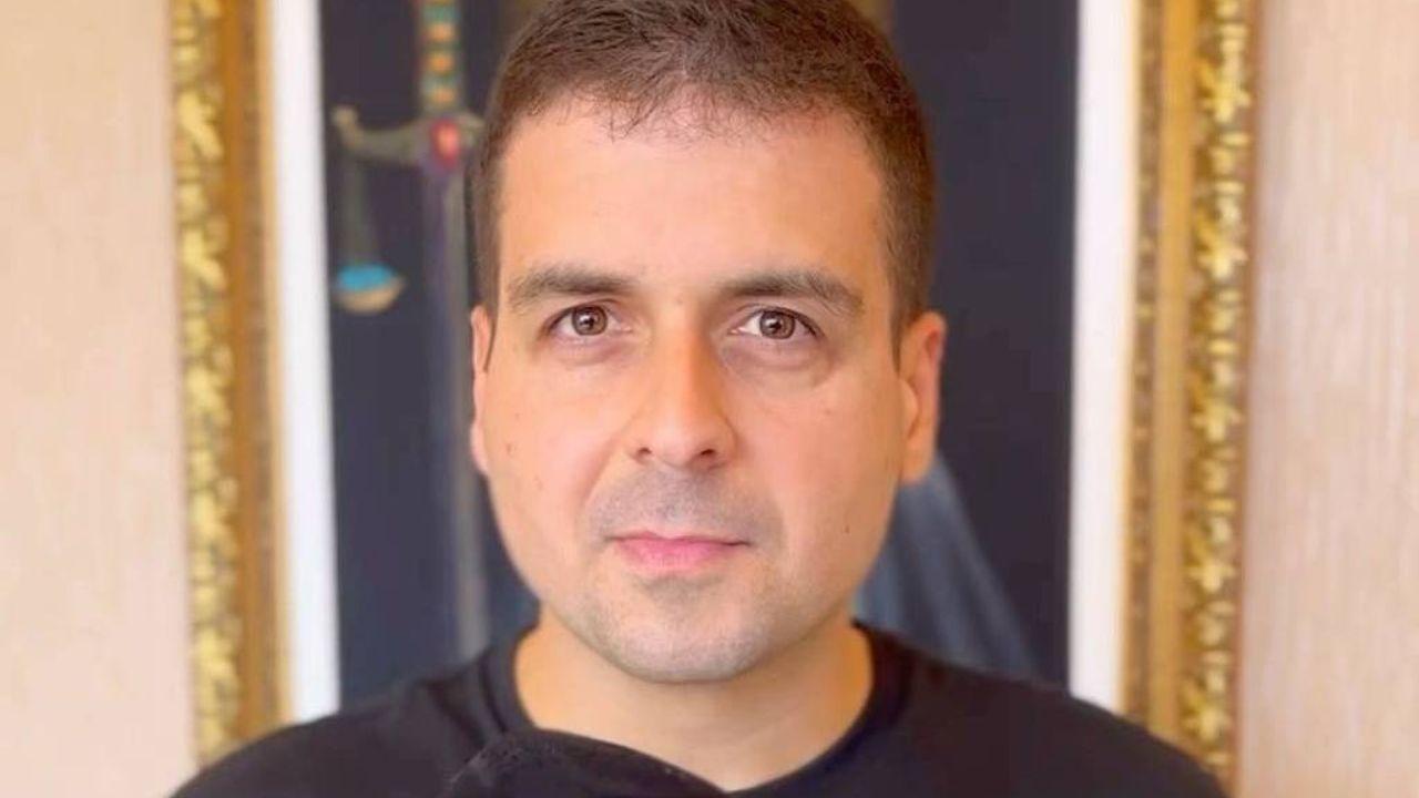 Apresentador Marcelo Castro. Homem branco, cabelo castanho curto, usando camiseta preta.