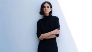 Bruna Marquezine usando vestido preto e usando cabelo curto.