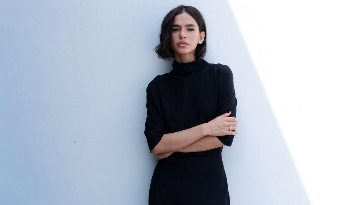 Bruna Marquezine usando vestido preto e usando cabelo curto.