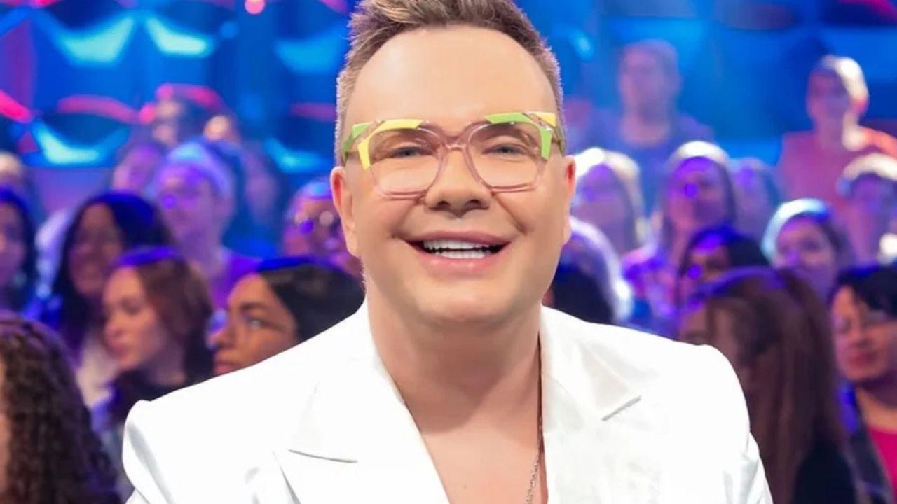 Felipeh Campos. Homem branco, com óculos, e camiseta branca.