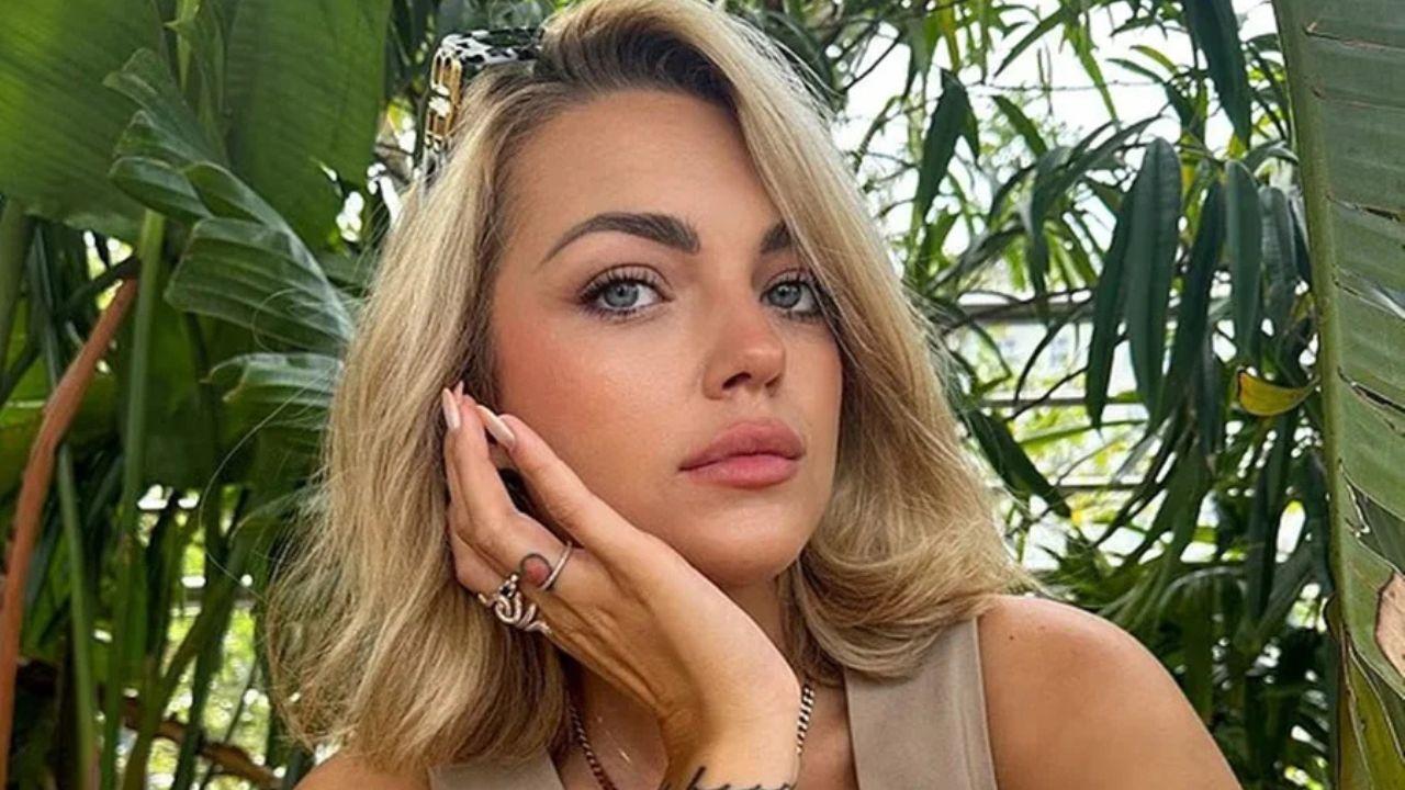 Stefanie Pieper. Mulher loira, cabelo curto liso, olhos castanhos e sorrindo.