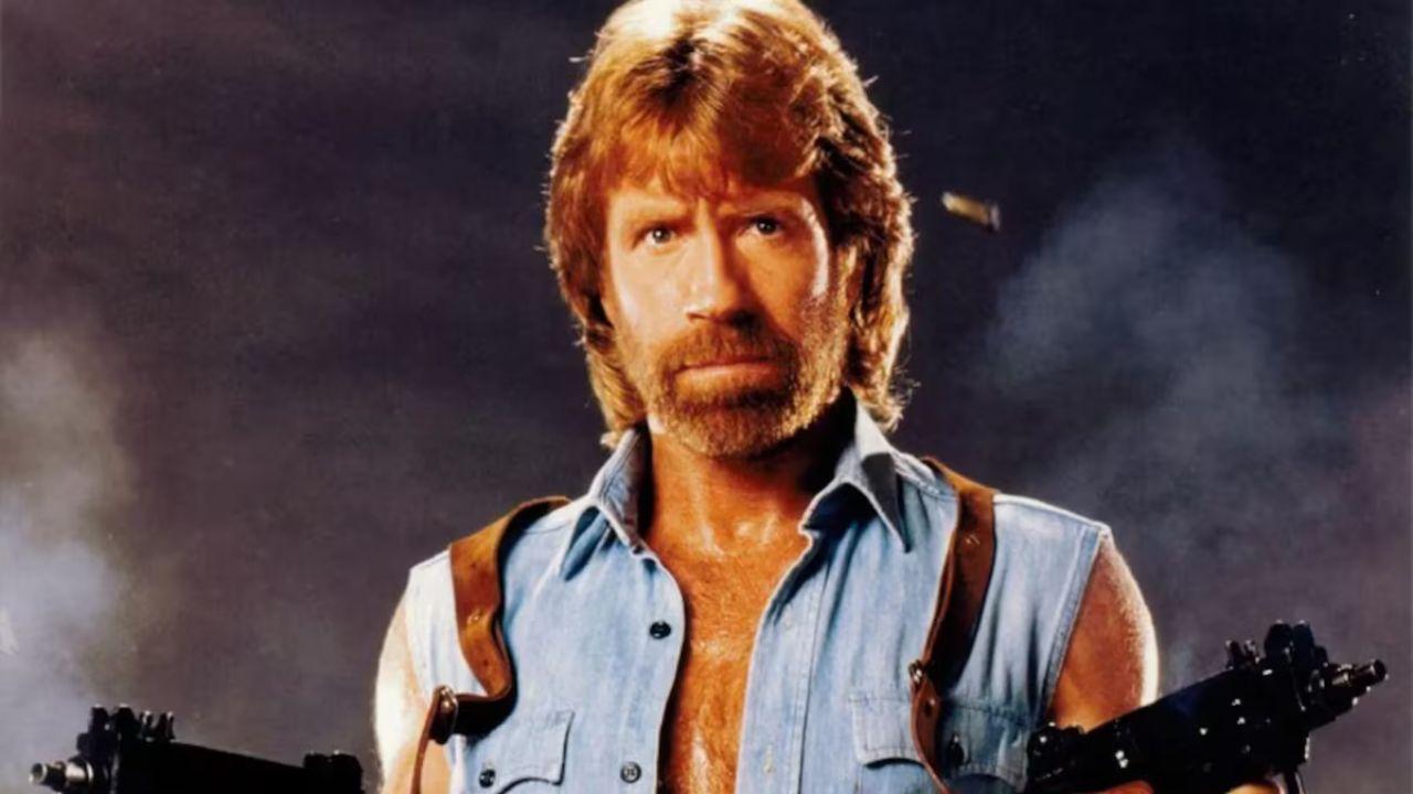 Chuck Norris em cena de filme.