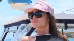 Alinne Moraes aposta em look transparente e chama atenção nas redes