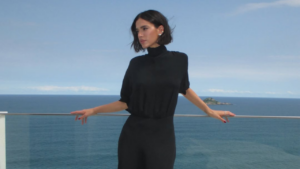 Bruna Marquezine chama atenção com look chanel, mas mudança no cabelo era apenas uma peruca
