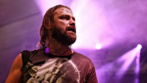 Cantor de rock é preso em SC após condenação por estupro; entenda quem é o vocalista