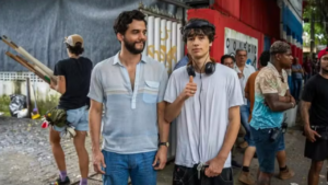 Filho de Wagner Moura emociona ao publicar foto rara com o pai e recado carinhoso