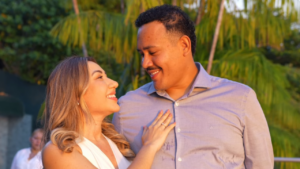 Lucas Buda se ajoelha e pede Joyce Magalhães em casamento