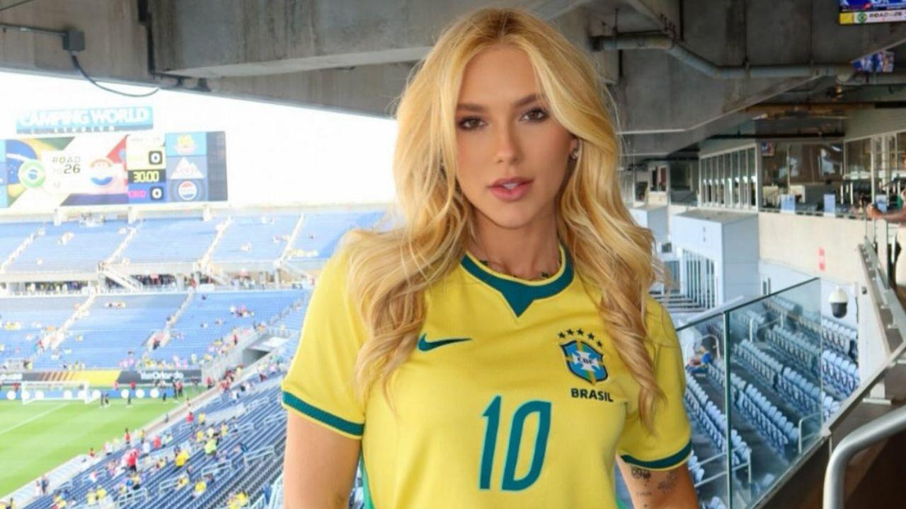Virginia Fonseca usando camiseta do Brasil em estádio de futebol.