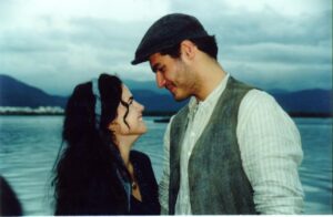 Ana Paula Arósio e Thiago Lacerda em cena se beijando.