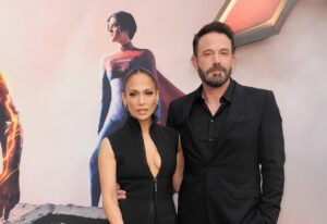 Ben Affleck e Jennifer Lopez em divulgação de filme posando para fotos.