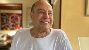 Ator Stênio Garcia. Homem branco, idoso, usando camiseta branca.