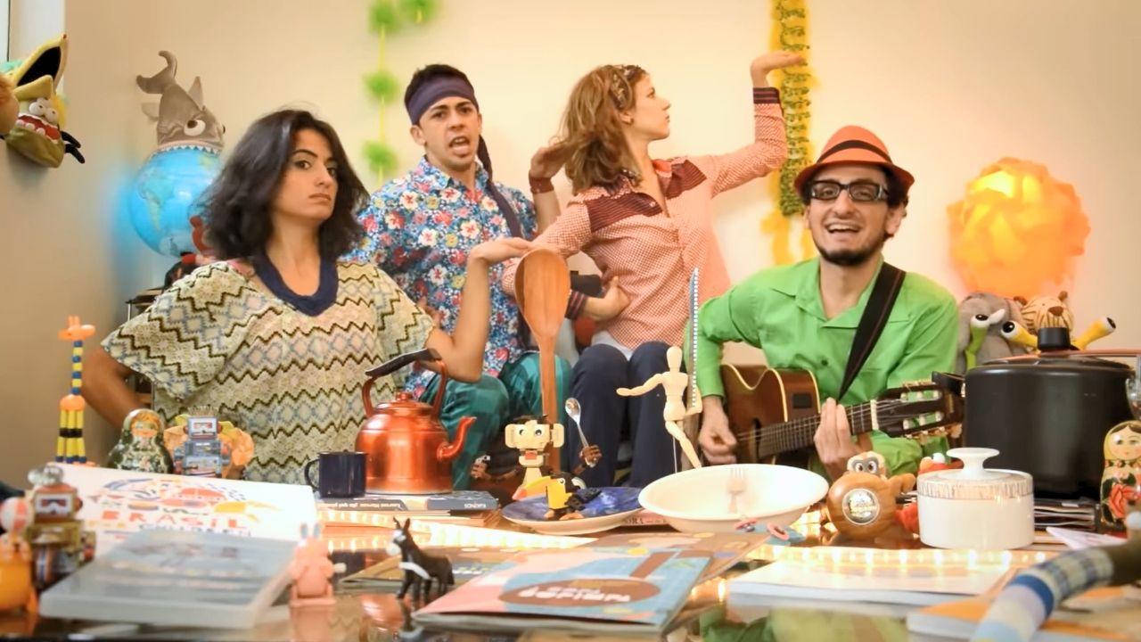 'Uma caneca, uma chaleira': Quem canta a música que está bombando na web?