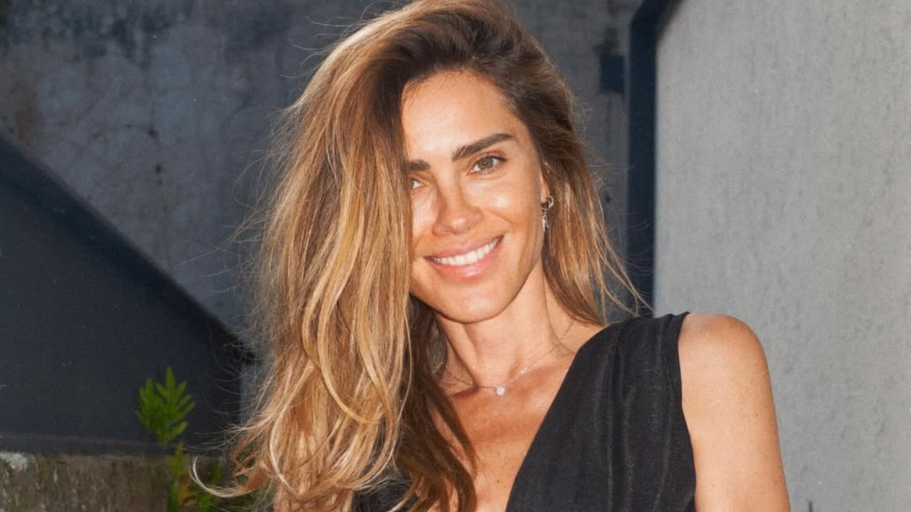Carolina Dieckmann posa com vestido recortado e look ousado nas redes sociais