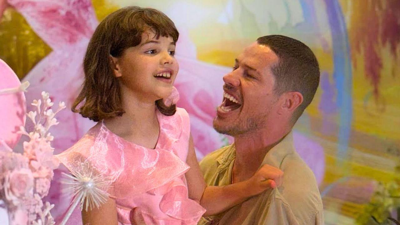 José Loreto mostra presente especial da filha com Débora Nascimento