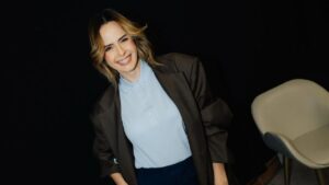 Ana Paula Renault. Mulher branca, loira, de terninho.