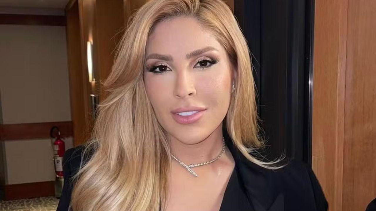 Cantora Manu Bahtidão. Mulher loira, branca sorrindo.