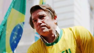 Foto mostra ator interpretando Jair Bolsonaro.