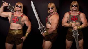 Montagem de três fotos do He-Man maromba vestido de He-Man. Homem loiro, cabelo liso curto, segurando a espada famosa do personagem.