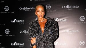 Adriane Galisteu surge com look de R$ 45 mil em evento de luxo no RJ
