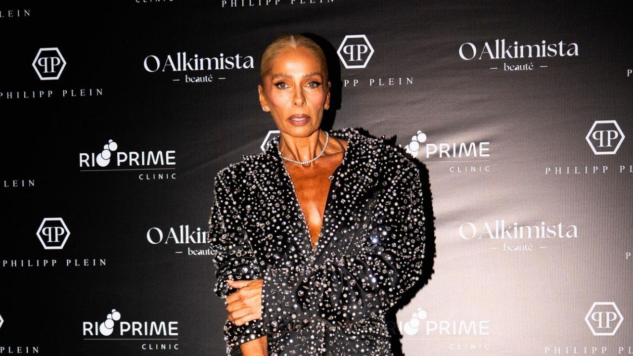 Adriane Galisteu surge com look de R$ 45 mil em evento de luxo no RJ