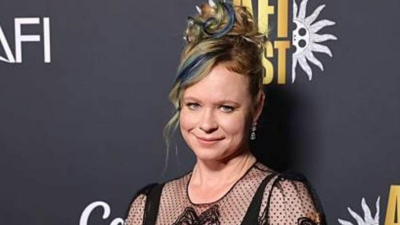 Atriz de Abracadabra assume bissexualidade e faz desabafo emocionante