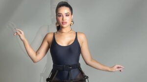 Imagem de Jordana usando um body preto cavado