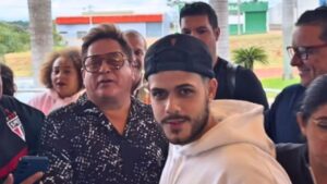 Leonardo se diverte ao encontrar 'sósia' de Zé Felipe em evento