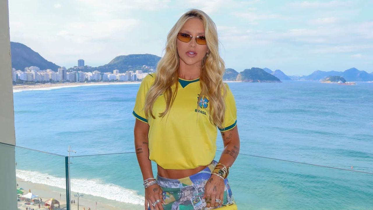 Virginia com camiseta da seleção brasileira.