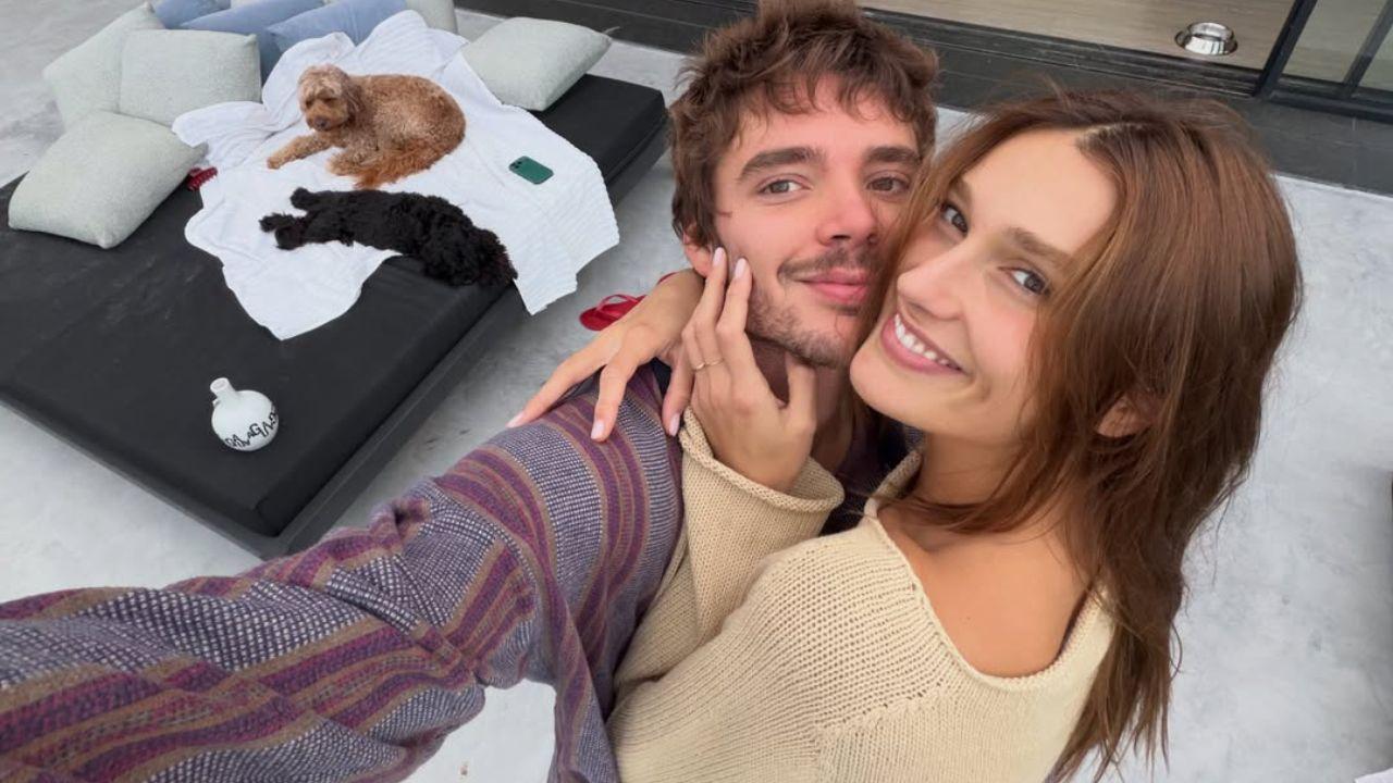 Sasha Meneghel e João Lucas abraçados no quintal de casa.