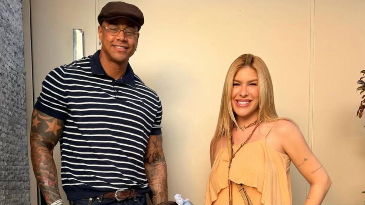 Foto mostra Lore Improta e Léo Santana um ao lado do outro e sorrindo.