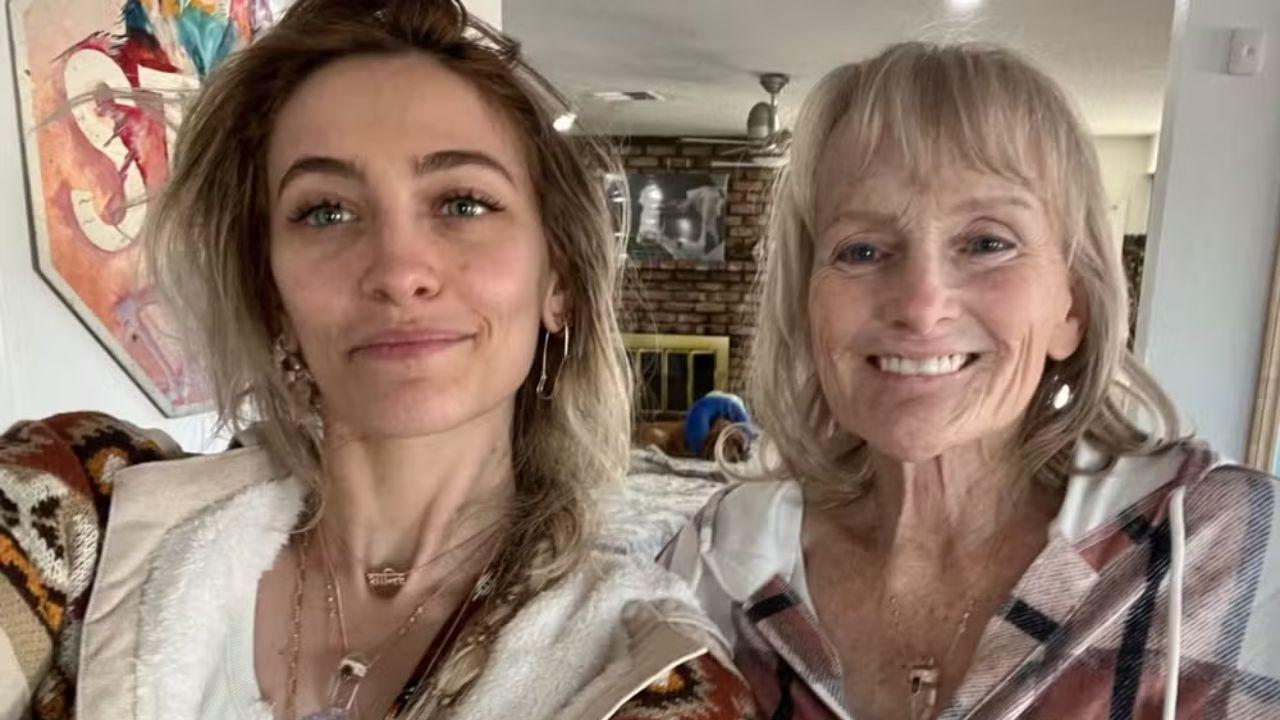 Imagem de Paris Jackson, filha de Michael Jackson, e sua mãe Debbie Rowe